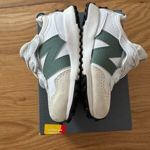 Toddler New Balance White and Green 327 Sneakers, size 4.5 (wide)